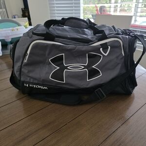 Under Armour Duffel Bag Gray & Black Gym Bag ** EUC **